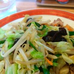 中華料理 鳳凰 - 続けてもうひと口いっちゃいます。今度はわたしの大好きな木耳を一緒にいっちゃいます。シャキシャキ、コリコリ、シャキコリ、シャキコリ。