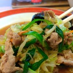 中華料理 鳳凰 - こちら、お料理名ほ野菜炒めなんですが、結構な量のお肉が入ってます。カラダの調子を整える成分だけでなく、ちゃーんとカラダのもととなる成分、たんぱく質も摂れますからカラダに良いわけです。