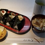 おにぎりぼんご - おにぎりセット３コ＋とうふ汁。