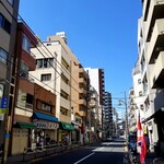 おにぎりぼんご - 店前の旧中山道(平尾宿)。
