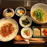 Kansuke - 私と妻がオーダーした『ハーフセット』です(o^^o)テール温麺、ステーキ丼、小鉢(魚介・野菜)、お漬物が付いています。