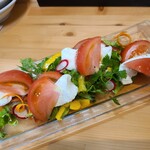 四季旬鮮 華美 - 自家製チーズとトマトのサラダ
