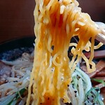 白老牛らーめん 元気屋 - 麺。
      細めでツルツルした食感がスープによく絡み合う一杯。