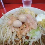 ラーメン二郎 西台駅前店 - うずらは野菜の上に