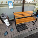 ラーメン二郎 - ベンチに座ってゆっくり～