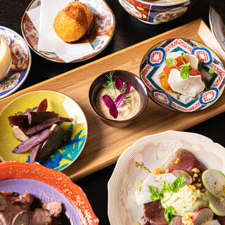 通过我们融合了日式和西式美食的厨师搭配套餐，享受时令风味。