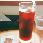 Cafe Mint Blue - 水出しコーヒーのアップ。
                コーヒーはもちろん小さなクッキーも美味しいですよ。