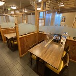 味処てっ平 - テーブル席：間仕切りもあり落ち着いた雰囲気でお食事が出来ます。