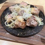 武乃蔵 - 青森地鶏シャモロックもも肉石焼