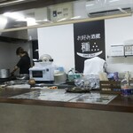 Okonomi Sakagura Tane - 店内  鉄板で焼いてます