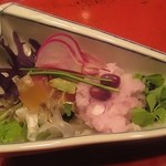 草喰 なかひがし - 11月　鯉の洗い、カタバミ、紫芥子菜など添えて