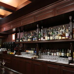 浅草サンボア - 重厚な棚。