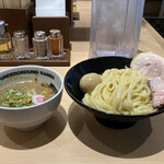 頑者 アンダーグラウンドラーメン - 特製つけ麺 (濃厚) (味玉＋半チャーシュー) 1150円(税込)
            2021年10月2日夜