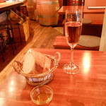 スパークリングワインロゼとお通しのバケット