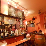 ワインバーらしい店内