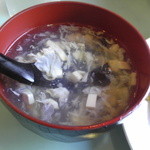 金鳳 - チャーハンのスープ、とろみがあってきくらげが入ってます。