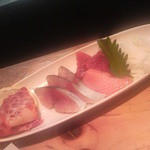 手打ち蕎麦処 火群 - 刺身盛り合わせ（中トロ、赤味、しめ鯖、鯨ベーコン）