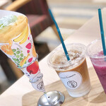 ルテカフェ ベーカリー スイーツ - クレープ、カフェラテ、季節のジュース（巨峰）。