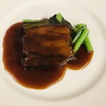 中國食彩 アオヤマ - 皮付豚ばら肉の柔らか香料煮込み（二枚ですが、一枚ずつ取り分けて出してくださいました）