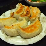 中華料理 鳳凰 - そして晩ご飯用に買ってきた冷凍ギョーザです。相棒に焼いてもらいました。レシピをいただきましたがなかなかお店のようにはいきませんよねー。それでも矢張り美味しいです。二代目鳳凰さんのギョーザですからね。