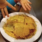 Teppanyaki To Okonomiyaki Mishimaya - お好み焼き：チーズせんべい・いか天トッピング