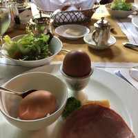 万平ホテル メインダイニングルーム - アメリカンブレックファースト　ボイルドエッグとハム