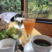 万平ホテル メインダイニングルーム - アメリカンブレックファースト　グレープフルーツジュース、フルーツヨーグルト、サラダ、コーヒー