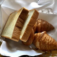 万平ホテル メインダイニングルーム - アメリカンブレックファースト　パンは３種