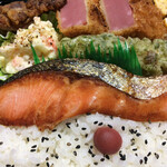 わ楽 - わ楽弁当 焼き鮭…皮のパリパリ感が旨い！