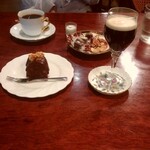 シティーライト - 琥珀の女王(右)   ノアケーキ(左)   ノアール(奥)。