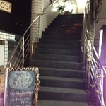 Taberuna Kadhisu - 店に通じる階段