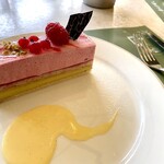 Park Side Cafe BASEL - 木苺とピスタチオ。
            この組み合わせは間違えなく美味しい！