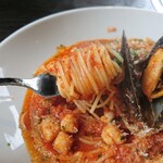 L'Italiana Ottimo - パスタを口に入れると、トマト・魚貝の風味が口いっぱいに広がります。 味や食感もパスタ、魚貝それぞれとても良く美味しいです！