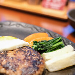 和風牛肉料理 まつもと - "漢堡牛肉餠（バンブルグ・ステイク）"、配搭（つけあはせ）の菠薐（からな）