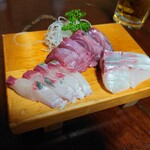 七福 - ハマチは、ちょっと大きいからか、半分に切ってくれてます。