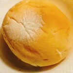 Nanakamado - ドライフルーツパン(￥93) 。
                        安価で購入できるパンの一つ。