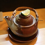 季節料理 よし野 - 松茸土瓶蒸し提供状態