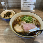 煮干しラーメン にぼってる - にぼしょうゆ　大盛り
            高菜ごはん　無料