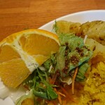 BUS亭 - グリーンサラダ・フルーツ(オレンジ)・スパイシーポテト