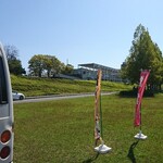 BUS亭 - 店舗(バス)から～大きな木の下にテーブルが用意されててそちらでもいただけます