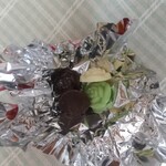 西洋菓子 鹿鳴館 - 緑はメロンチョコ　白とダークチョコいり