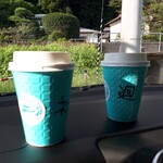 川のほとりのコーヒースタンド カワカフェ - ホットコーヒー　猫神様(500円)&廻岩(500円)