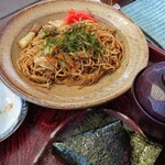 和食処　田舎家 - （初日昼）同伴者の焼きそば・おにぎり