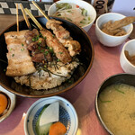 Tsukune Yokochou - ランチの焼鳥丼（焼き上がり前の2本到着前）