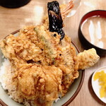 豊野丼 - 海鮮丼の天ぷらは”海老”、”きす”、”穴子”、”カボチャ”、”ナス”、”シシトウ”です。