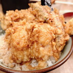 豊野丼 - 穴子天の背中、一本ものではないのですが、大きな穴子の天ぷらの背中です。