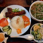 chu cuoi - Cセット（牛肉のフォーと豚肉のリブライス）