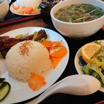 chu cuoi - Cセット（牛肉のフォーと豚肉のリブライス）