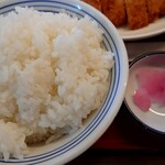 Kounan Kochino Shokudou - 日替わりランチの漬物、ご飯(大盛り無料です)