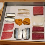 三谷 - 特注桐箱に綺麗に並べられた今日の鮨種